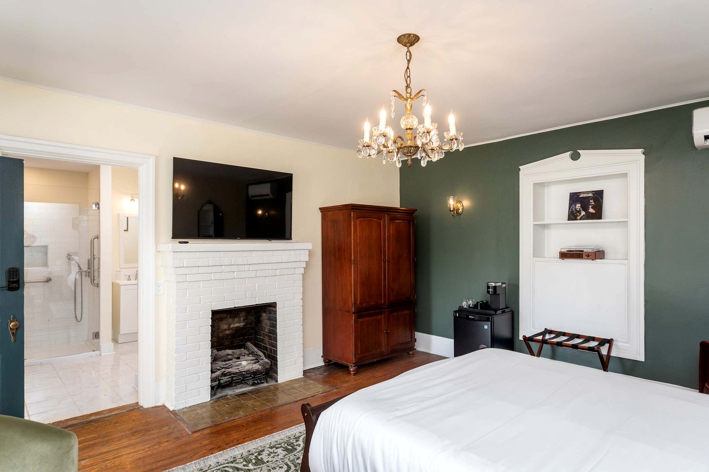 Lavish Mountain Vacation Retreat with Blue Ridge Views near Shenandoah National Park Virginia