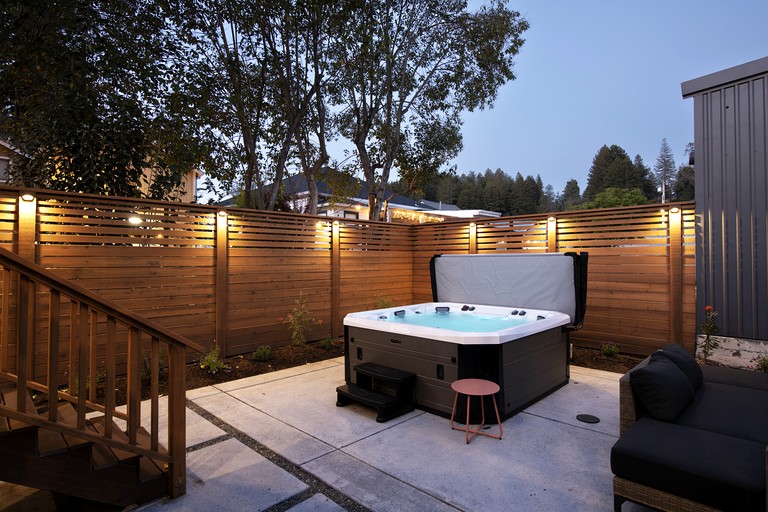 Joyful Cottage with Hot-tub in Guerneville, California