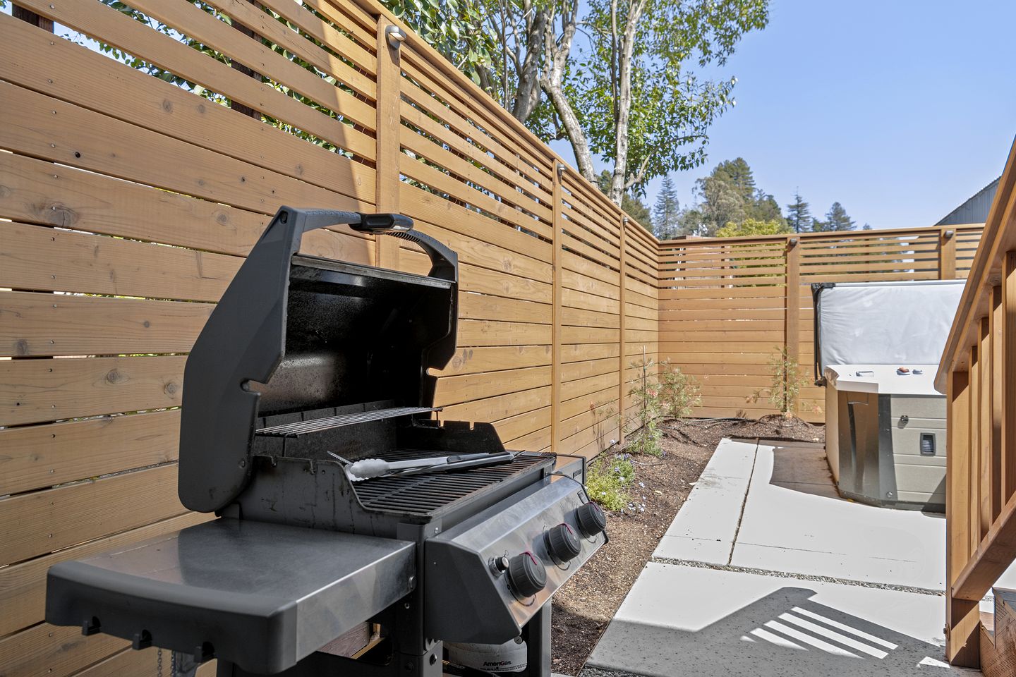 Joyful Cottage with Hot-tub in Guerneville, California