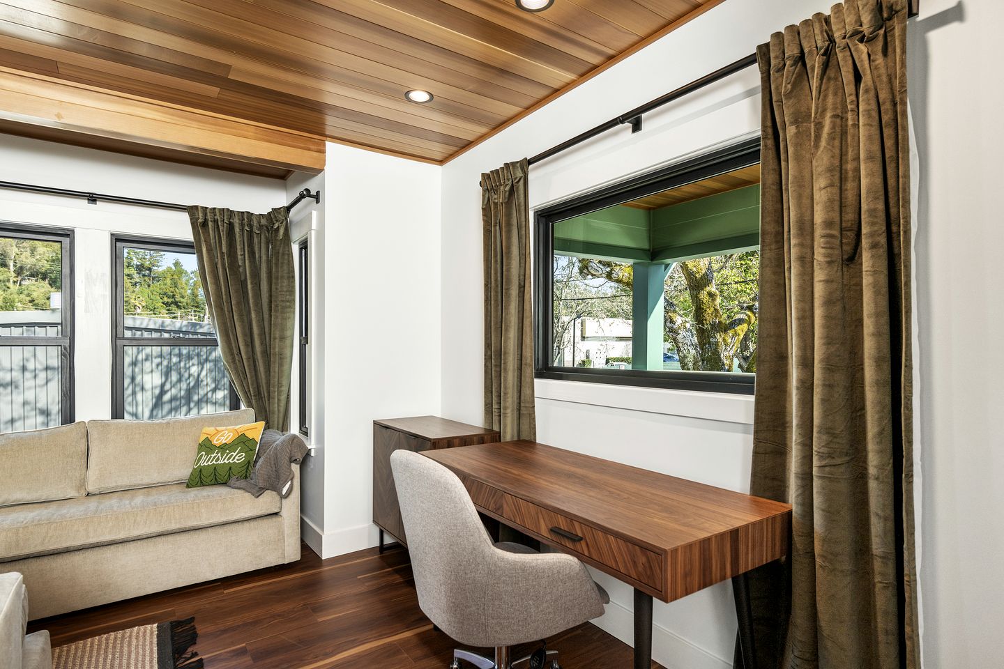 Joyful Cottage with Hot-tub in Guerneville, California