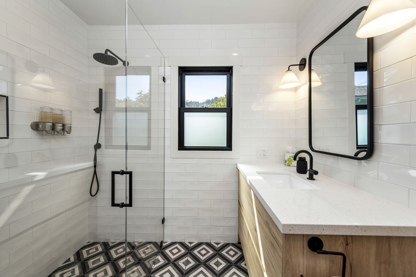 Joyful Cottage with Hot-tub in Guerneville, California