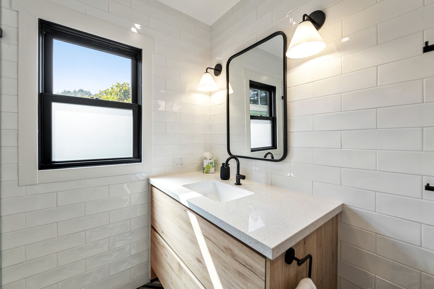 Joyful Cottage with Hot-tub in Guerneville, California