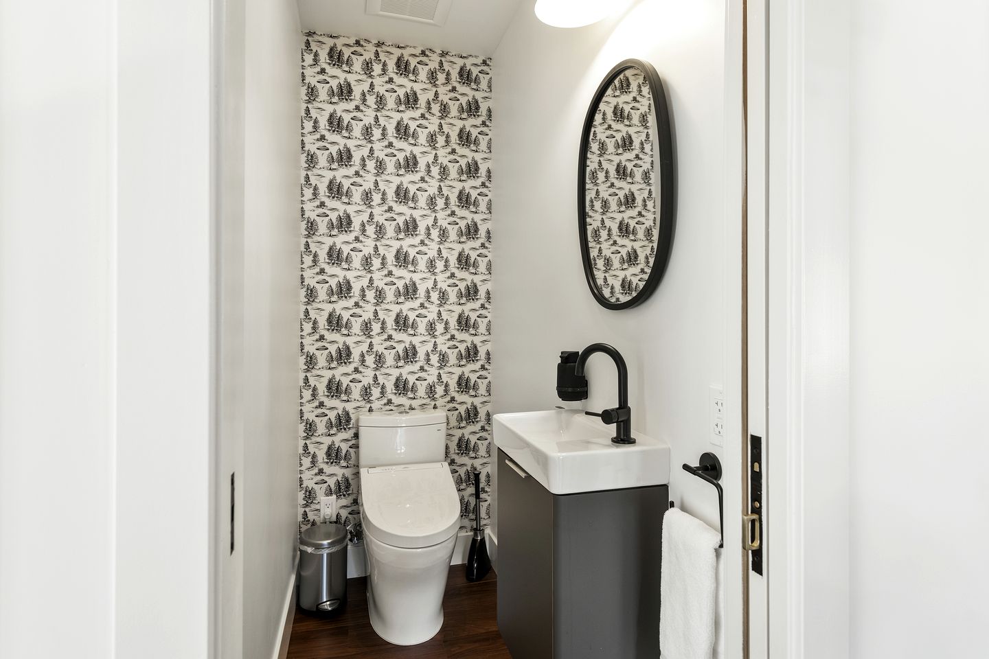 Joyful Cottage with Hot-tub in Guerneville, California