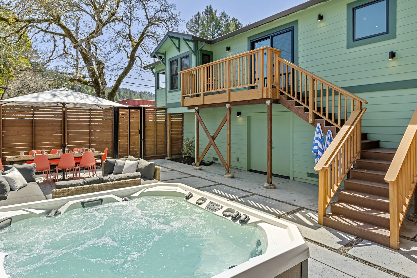 Joyful Cottage with Hot-tub in Guerneville, California