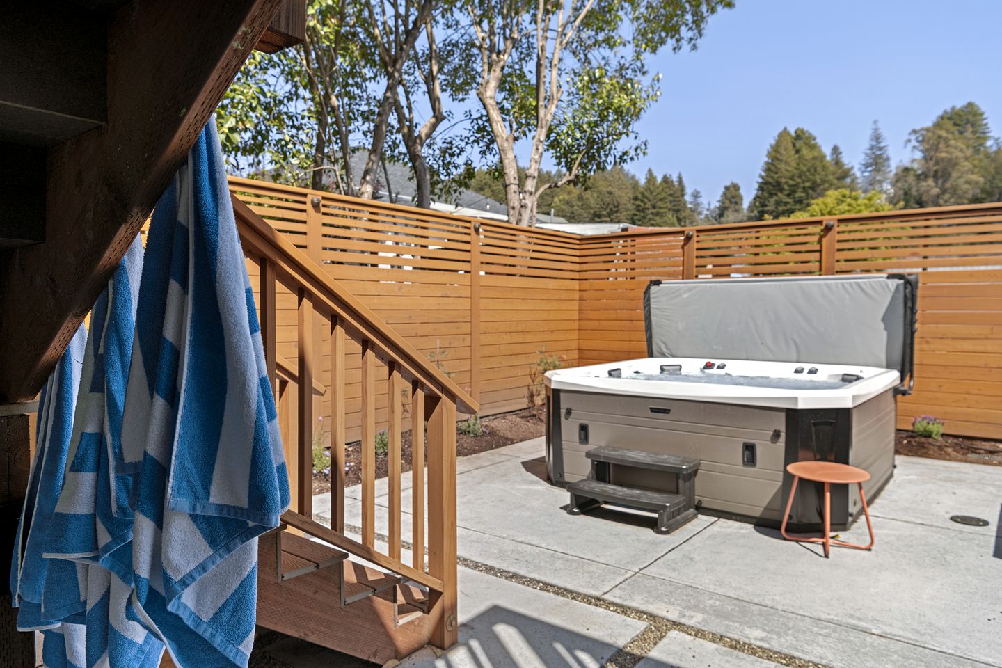 Joyful Cottage with Hot-tub in Guerneville, California