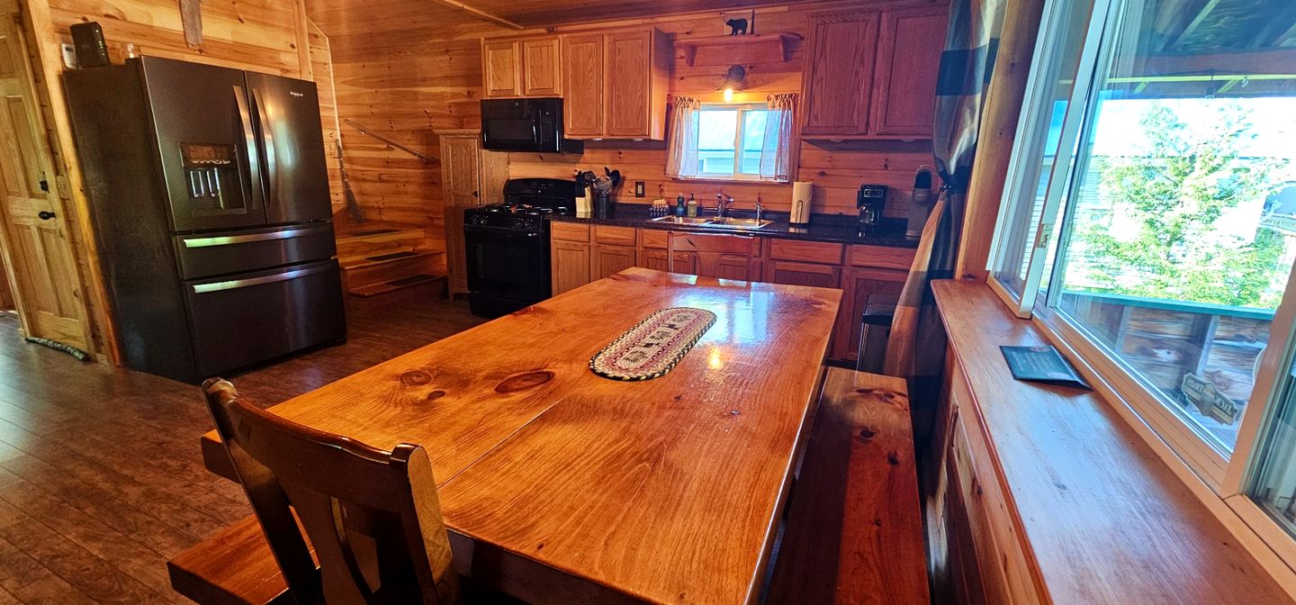 Vibrant Cozy Cabin Haven Near Moosehead Lake, Maine