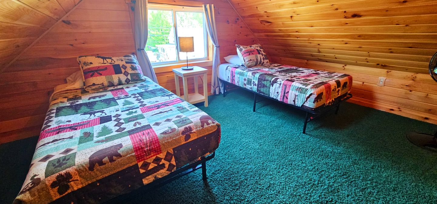 Vibrant Cozy Cabin Haven Near Moosehead Lake, Maine