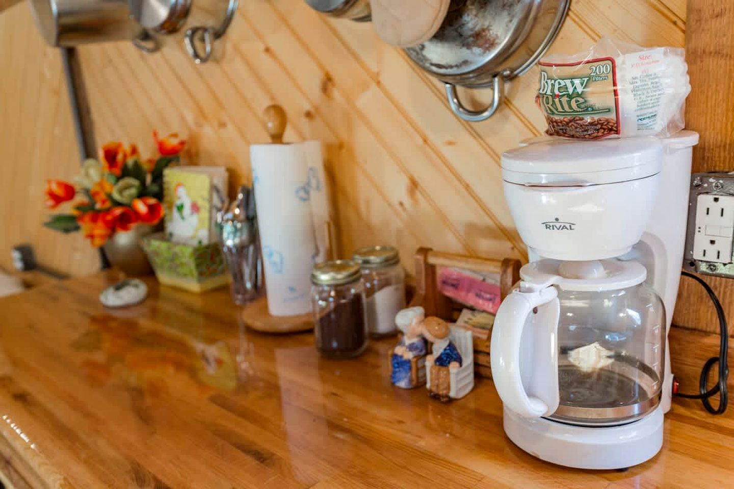 Hillbilly Chic Tiny House Near Nashville with WiFi, Kitchenette, Fire Pit & Trails