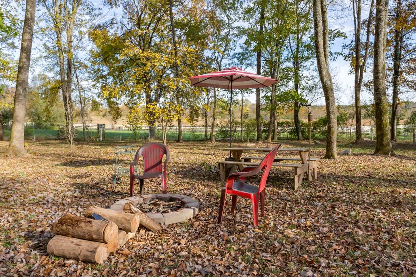 Hillbilly Chic Tiny House Near Nashville with WiFi, Kitchenette, Fire Pit & Trails