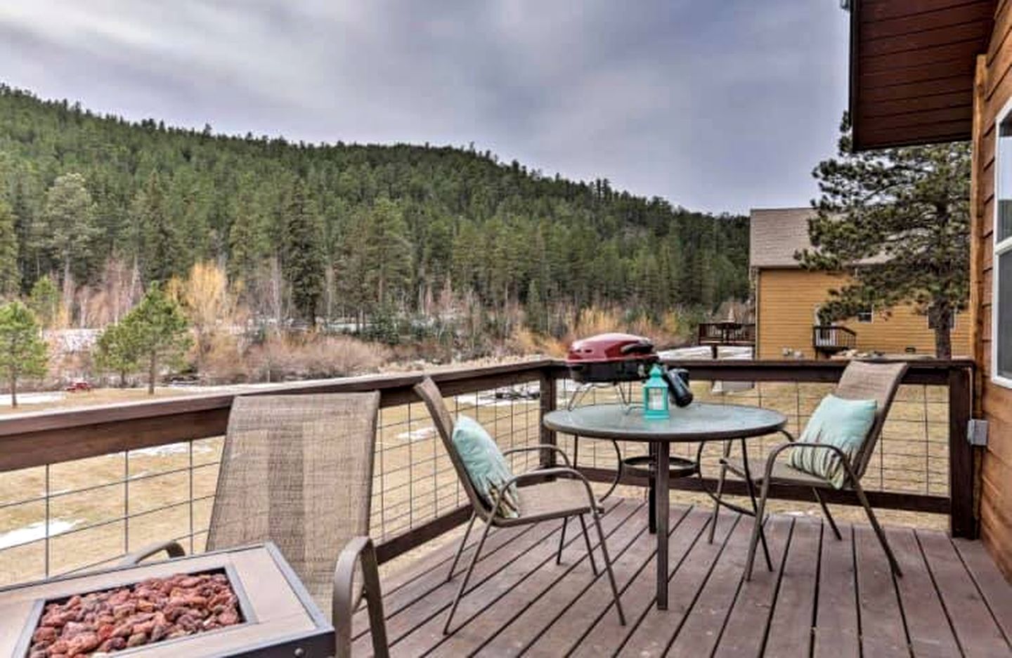 Charming Creekside Cabin Retreat near Battle Creek River in South Dakota