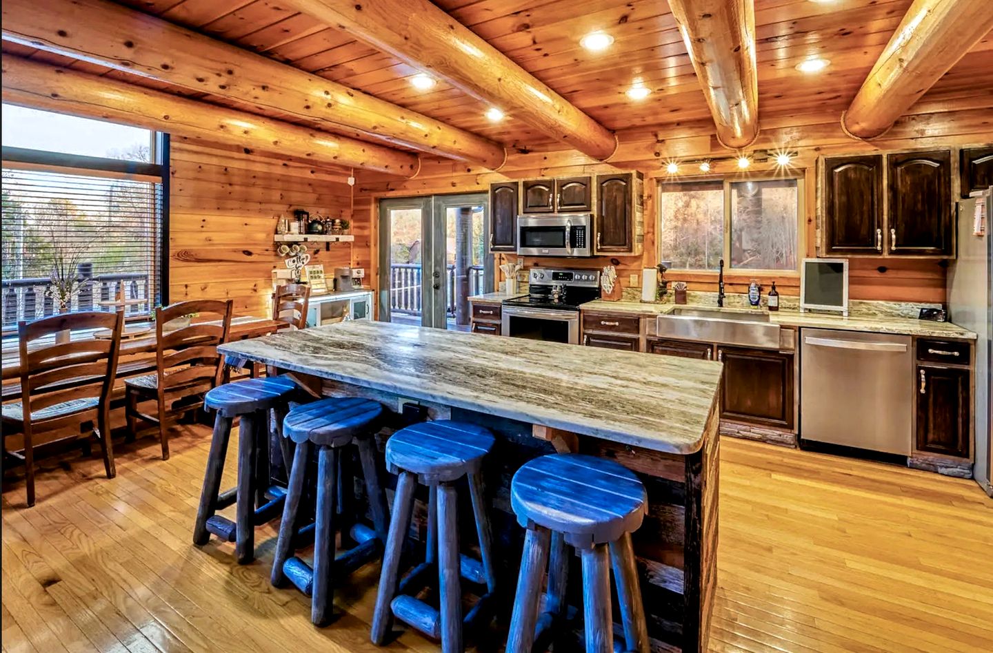 Spectacular Cabin with Mini Golf, Spa, Pool, Arcade, Theater Room and Many More in Tennessee