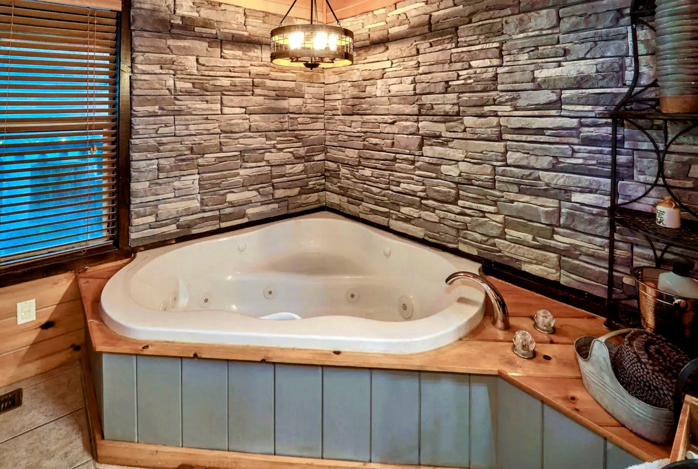 Spectacular Cabin with Mini Golf, Spa, Pool, Arcade, Theater Room and Many More in Tennessee