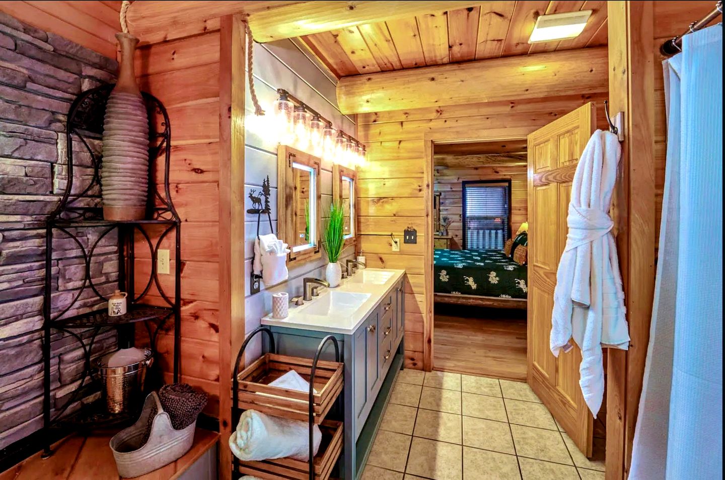 Spectacular Cabin with Mini Golf, Spa, Pool, Arcade, Theater Room and Many More in Tennessee