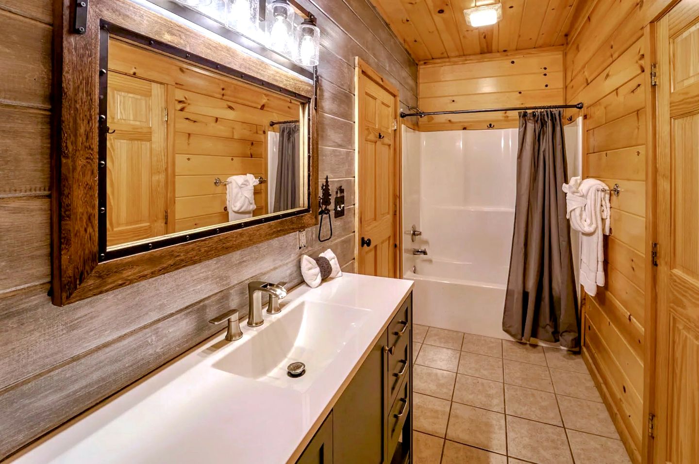 Spectacular Cabin with Mini Golf, Spa, Pool, Arcade, Theater Room and Many More in Tennessee