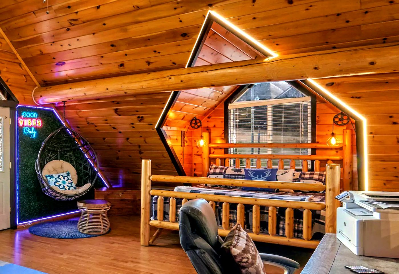 Spectacular Cabin with Mini Golf, Spa, Pool, Arcade, Theater Room and Many More in Tennessee