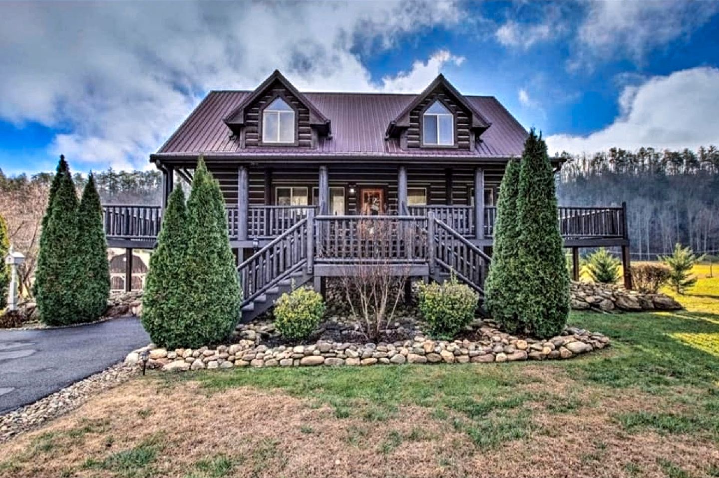 Spectacular Cabin with Mini Golf, Spa, Pool, Arcade, Theater Room and Many More in Tennessee