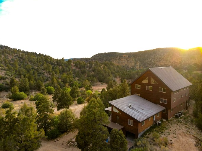 Enormous Cabin with Game Room Perfect for Large Groups in Orderville, Utah