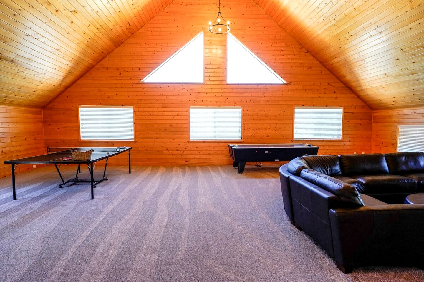 Enormous Cabin with Game Room Perfect for Large Groups in Orderville, Utah
