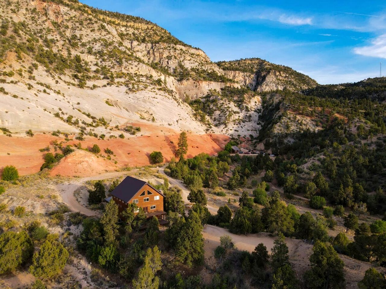Enormous Cabin with Game Room Perfect for Large Groups in Orderville, Utah