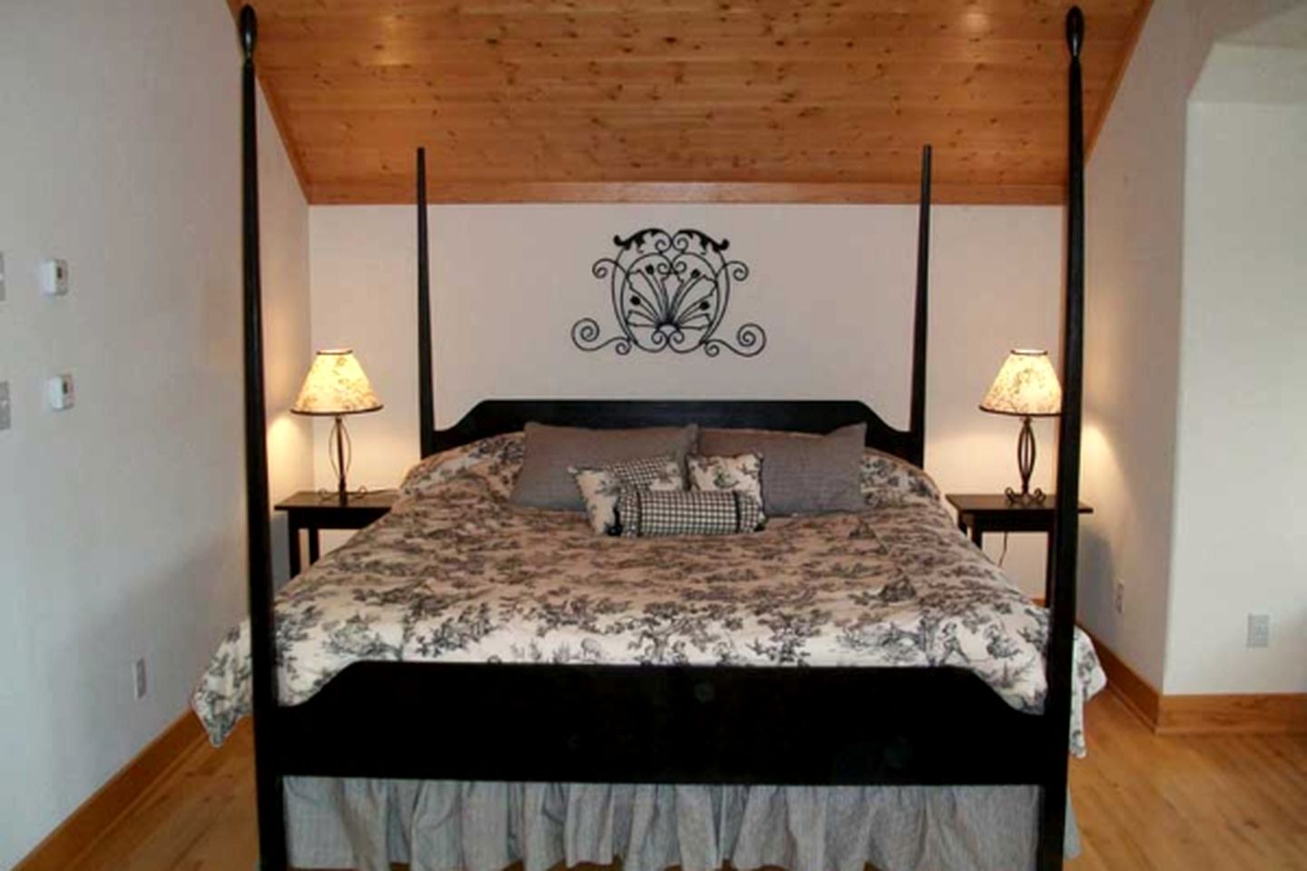 Luxury Cabin Rental with a Theater Room and Mountain Views in Trout Creek, Montana