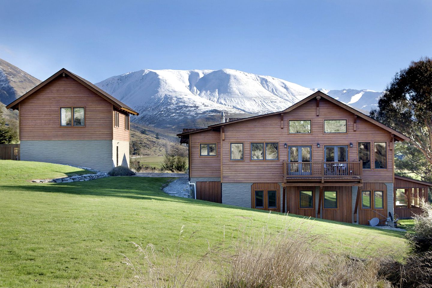 High Mountain Lodge Rental for 10 Guests near Queenstown, New Zealand