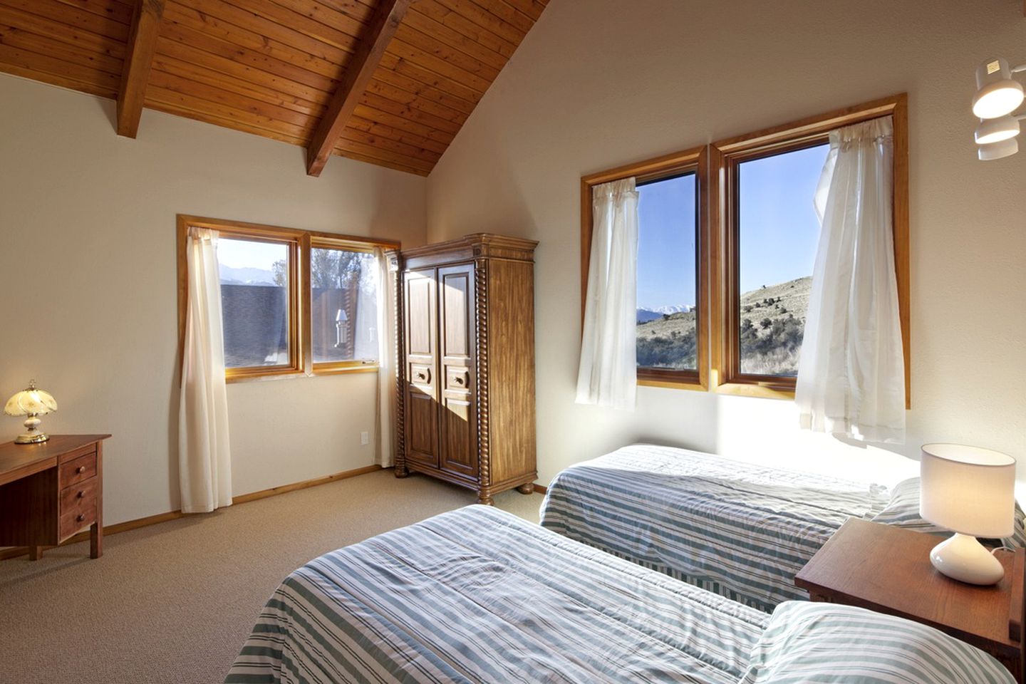 High Mountain Lodge Rental for 10 Guests near Queenstown, New Zealand