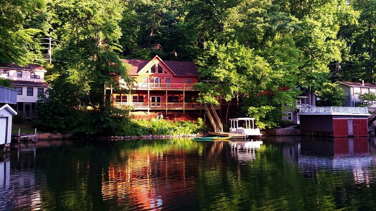 Cabins (Lake Lure, North Carolina, United States)