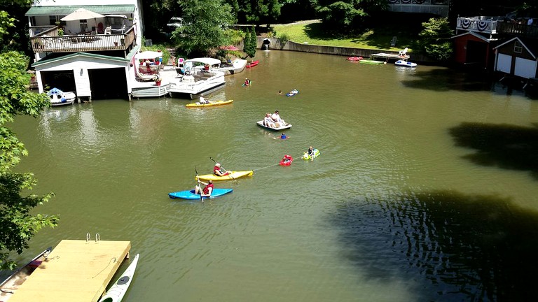 Cabins (Lake Lure, North Carolina, United States)