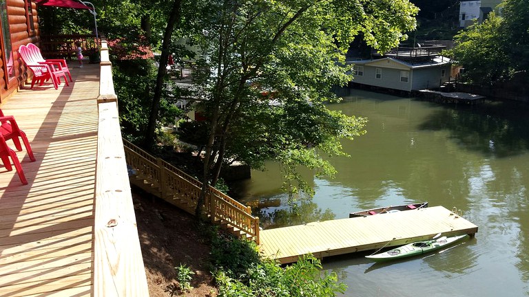 Cabins (Lake Lure, North Carolina, United States)