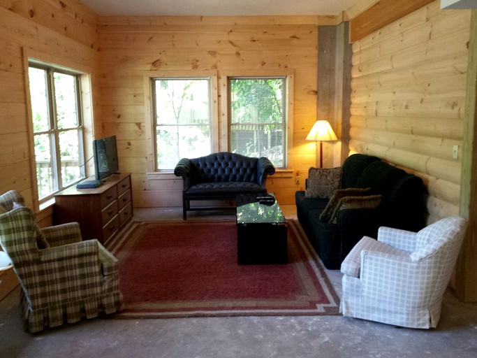 Cabins (Lake Lure, North Carolina, United States)