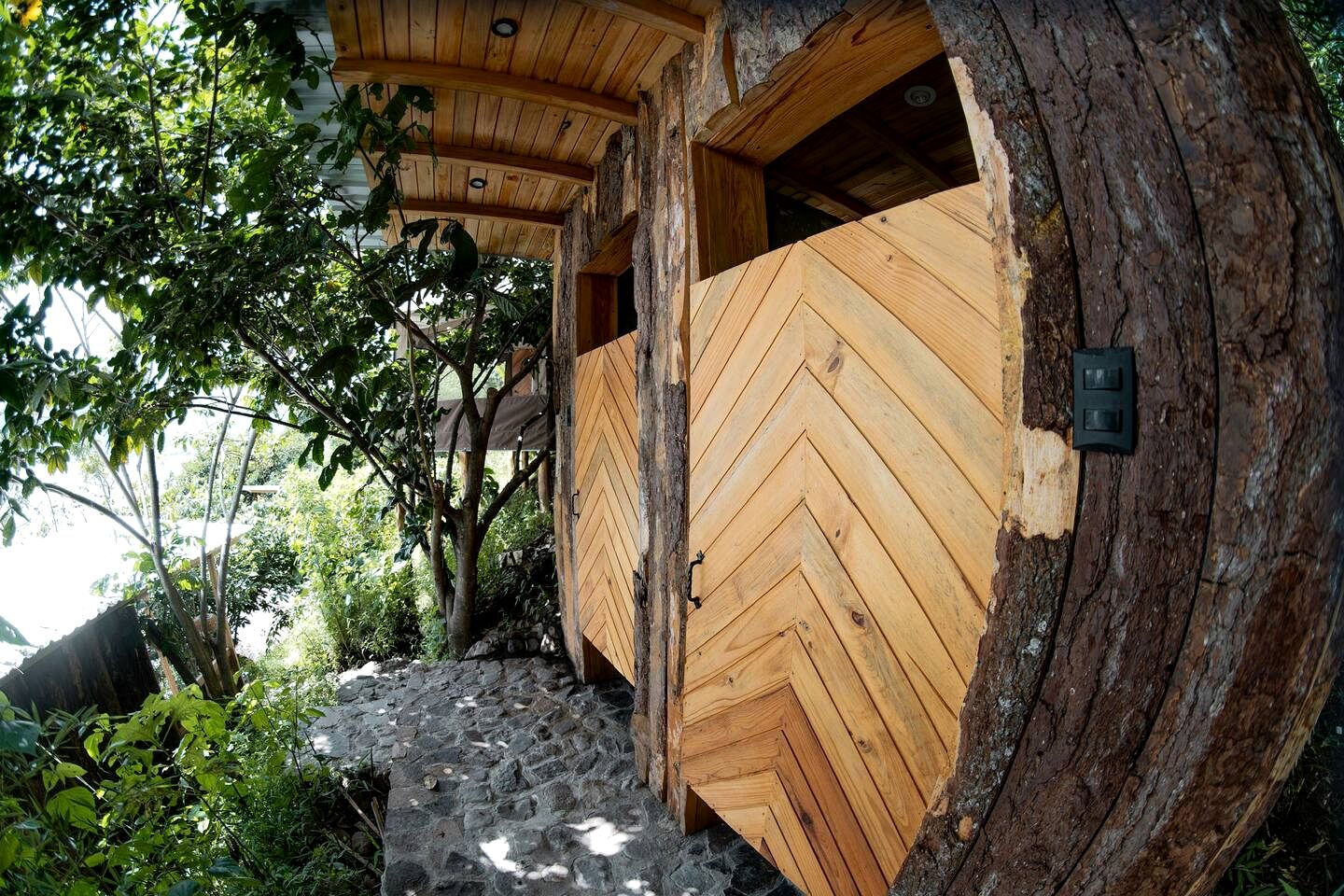 Tranquil Treehouse Loft Escape with Lake Views and Peaceful Natural Setting in Solola, Guatamela