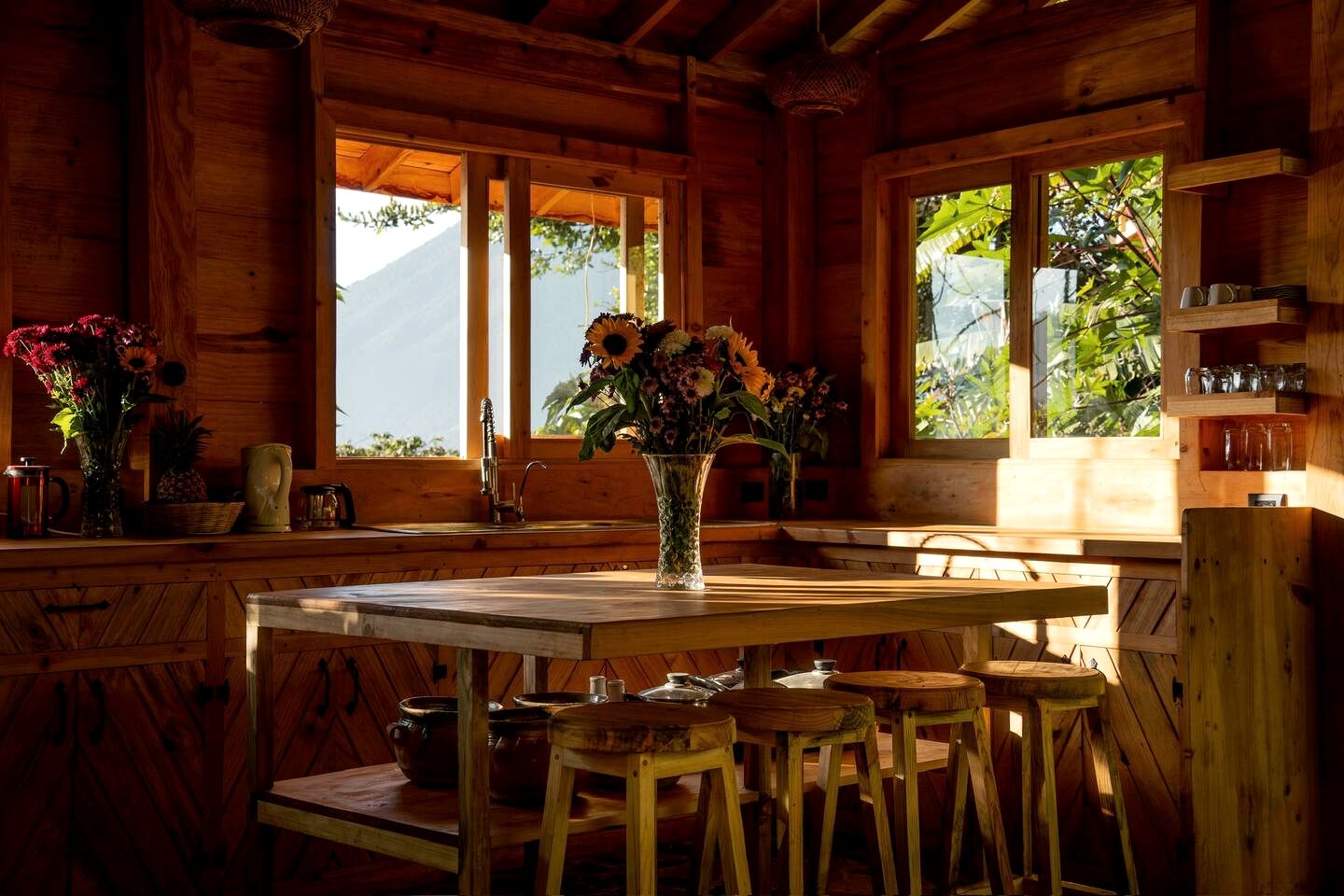 Tranquil Treehouse Loft Escape with Lake Views and Peaceful Natural Setting in Solola, Guatamela