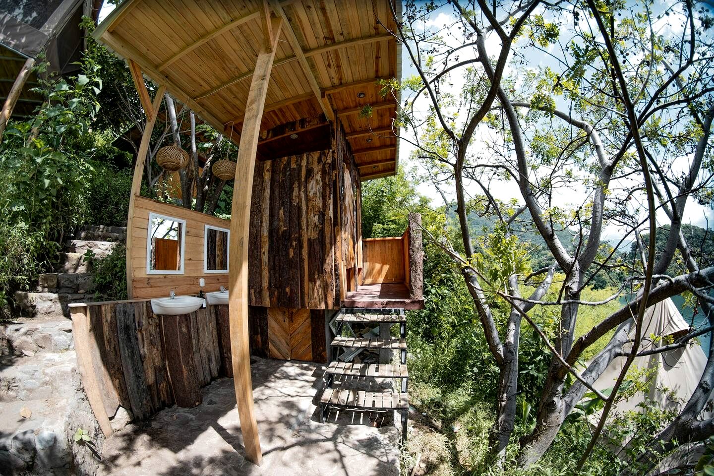 Tranquil Treehouse Loft Escape with Lake Views and Peaceful Natural Setting in Solola, Guatamela