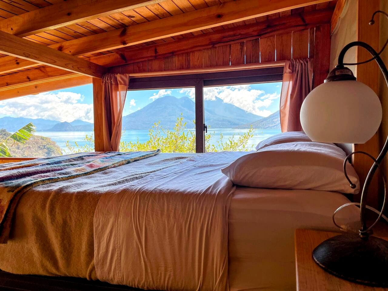 Tranquil Treehouse Loft Escape with Lake Views and Peaceful Natural Setting in Solola, Guatamela
