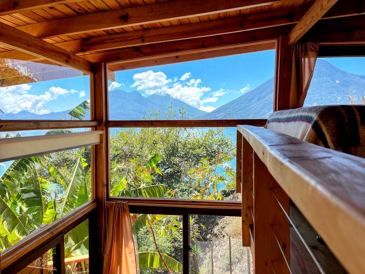 Tranquil Treehouse Loft Escape with Lake Views and Peaceful Natural Setting in Solola, Guatamela
