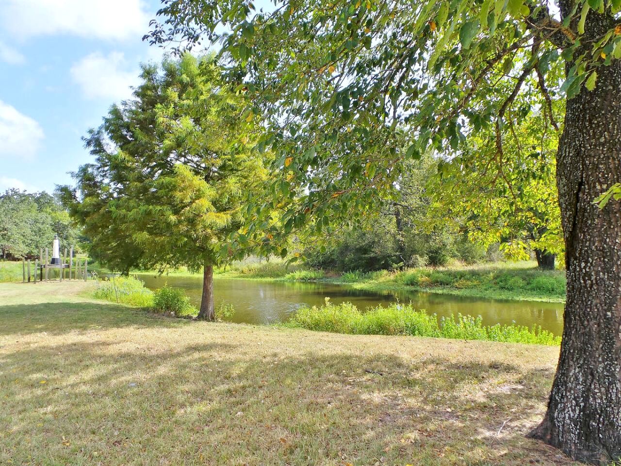 Delightful Equipped Barn with Pond Views in Texas