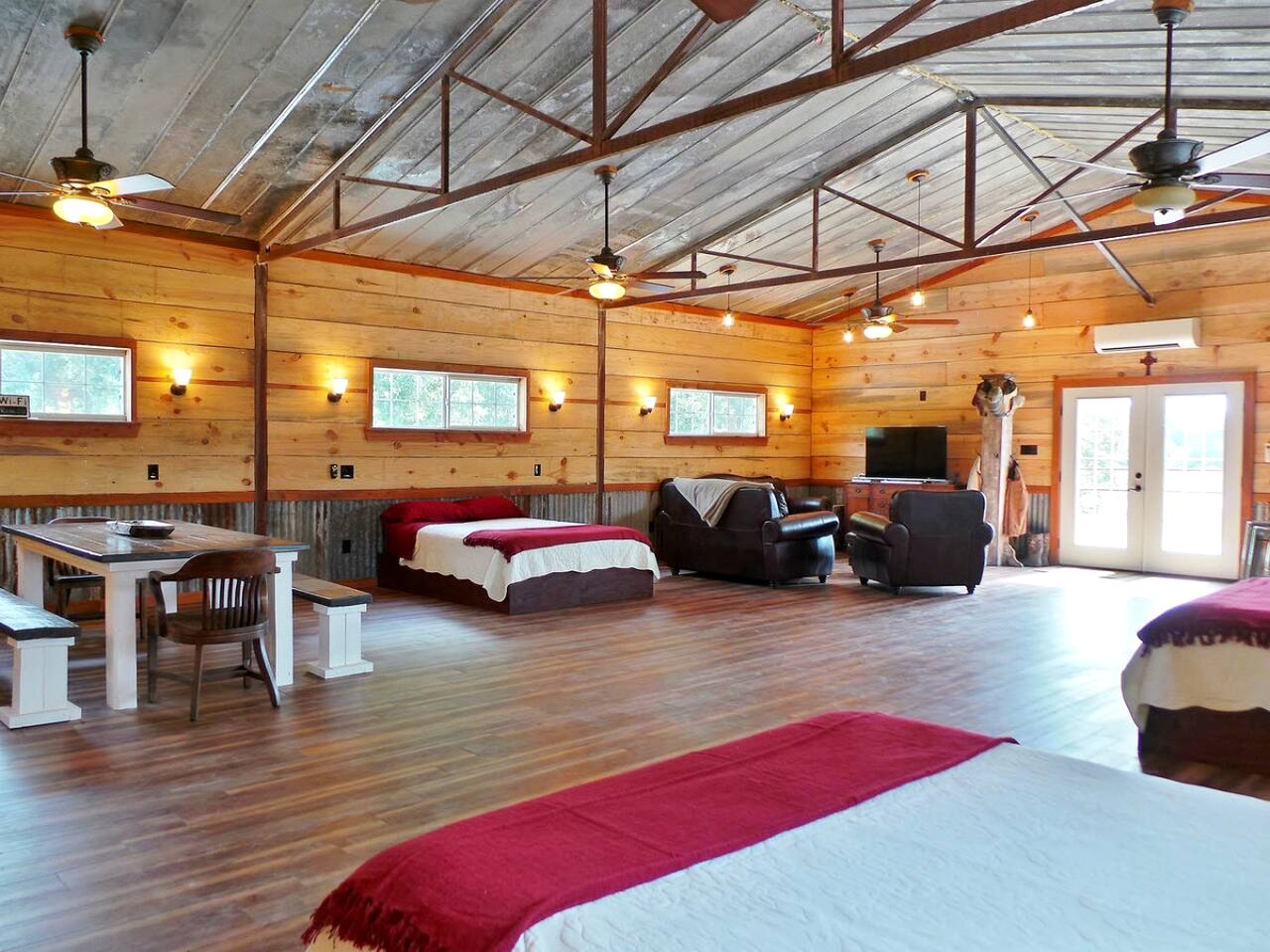 Delightful Equipped Barn with Pond Views in Texas