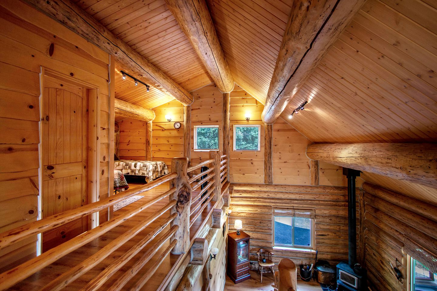 Rustic Private Cabin with Fireplace Perfect for Hiking and Fishing in Stevenson, Washington