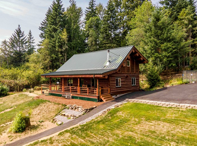 Rustic Private Cabin with Fireplace Perfect for Hiking and Fishing in Stevenson, Washington