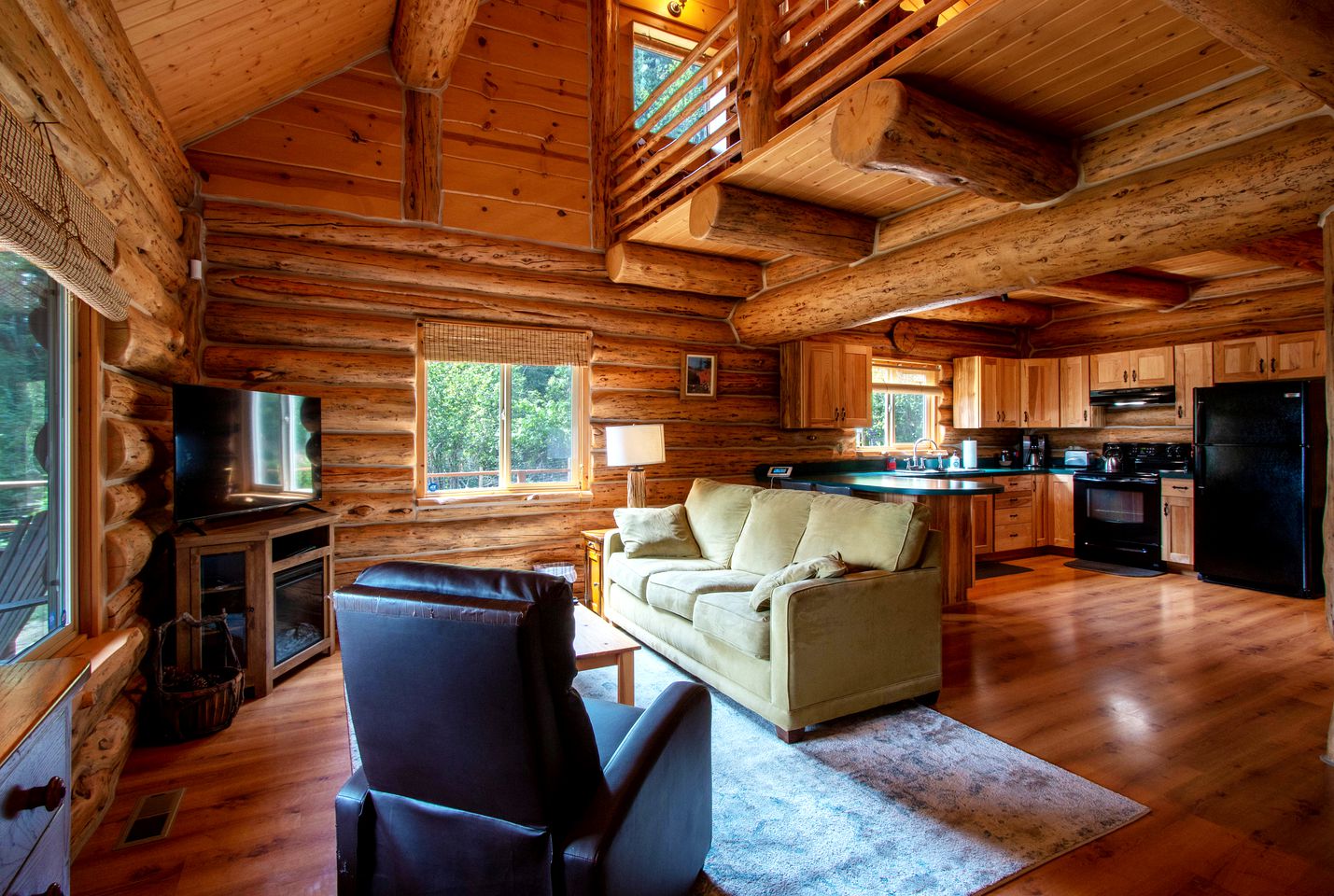 Rustic Private Cabin with Fireplace Perfect for Hiking and Fishing in Stevenson, Washington