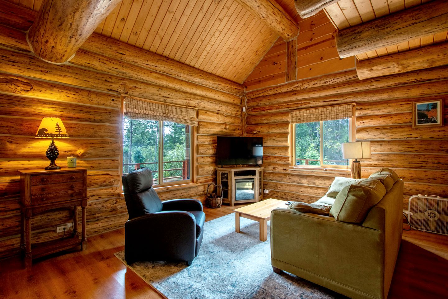 Rustic Private Cabin with Fireplace Perfect for Hiking and Fishing in Stevenson, Washington