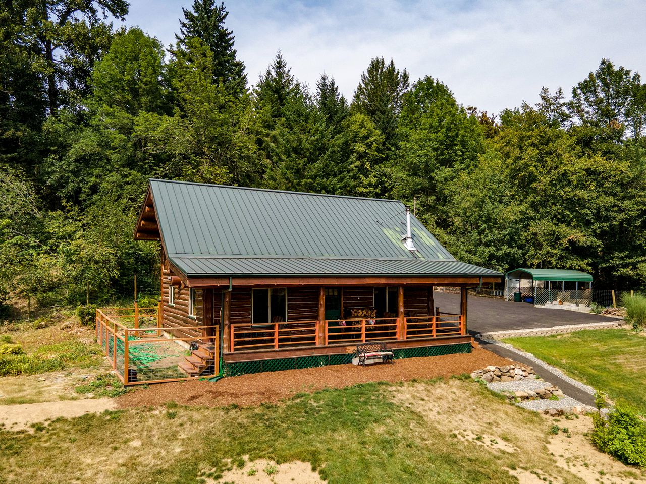 Rustic Private Cabin with Fireplace Perfect for Hiking and Fishing in Stevenson, Washington