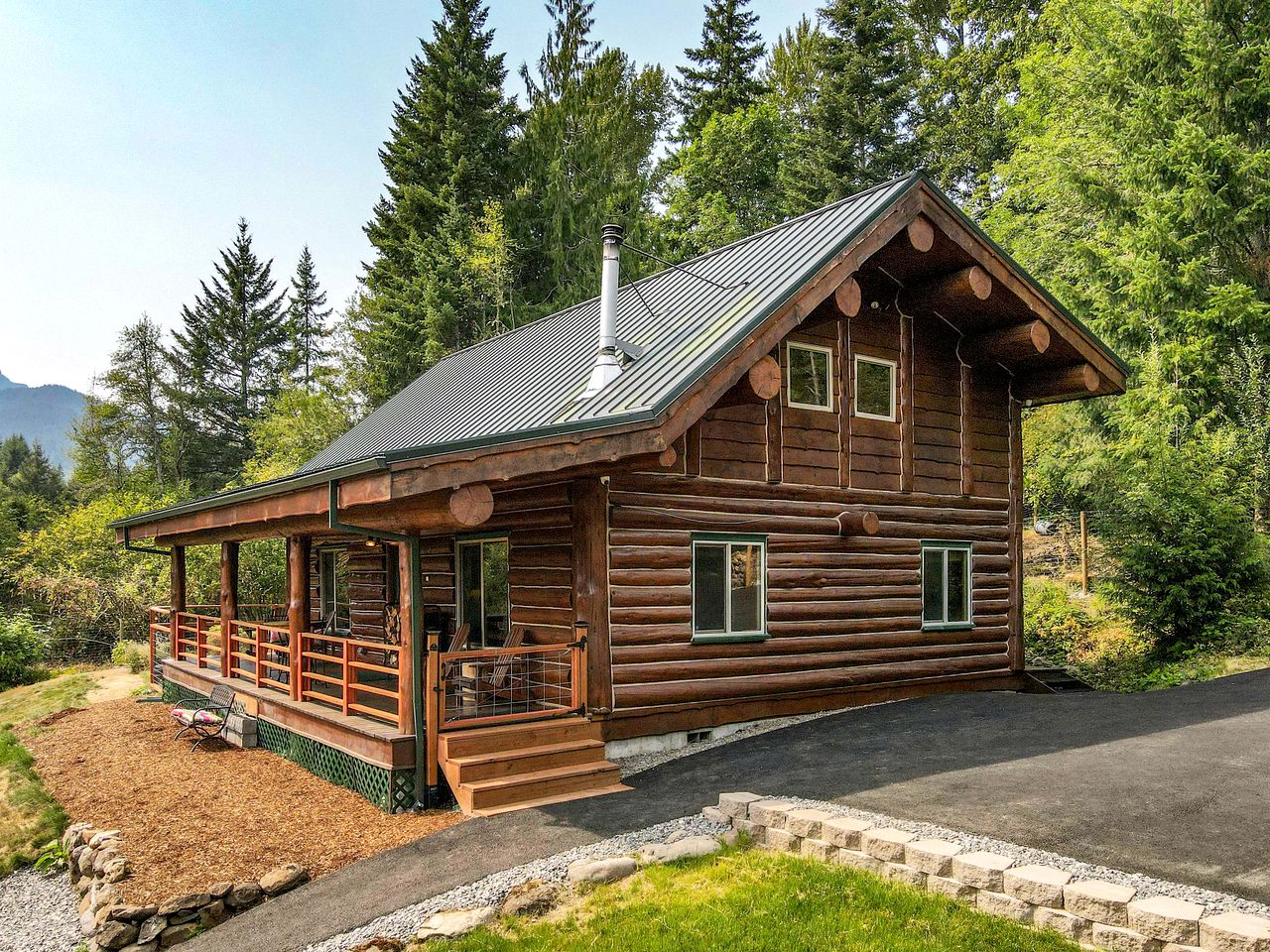 Rustic Private Cabin with Fireplace Perfect for Hiking and Fishing in Stevenson, Washington