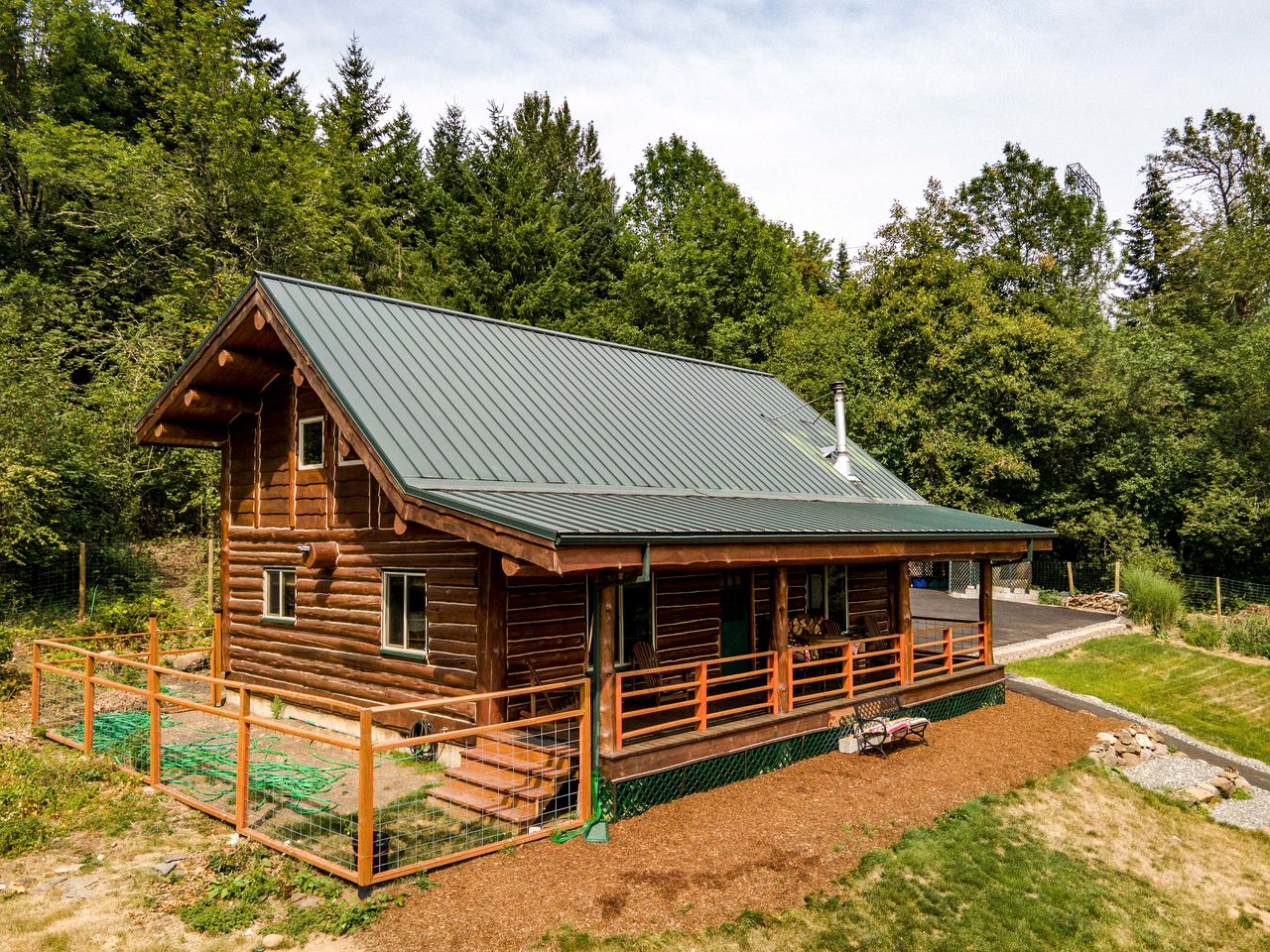 Rustic Private Cabin with Fireplace Perfect for Hiking and Fishing in Stevenson, Washington