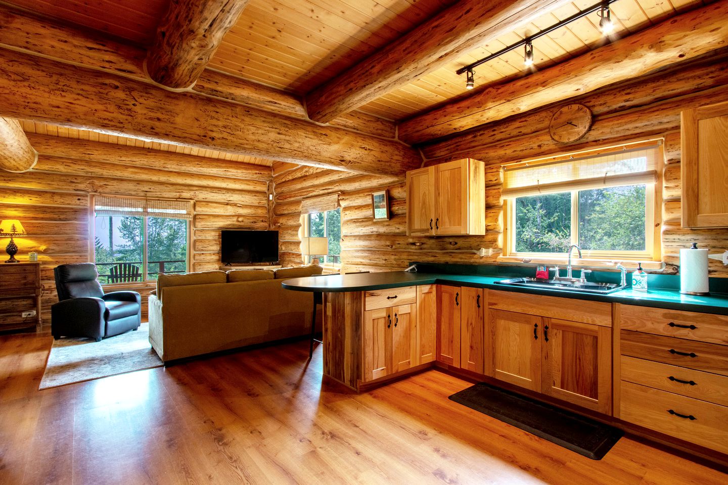 Rustic Private Cabin with Fireplace Perfect for Hiking and Fishing in Stevenson, Washington