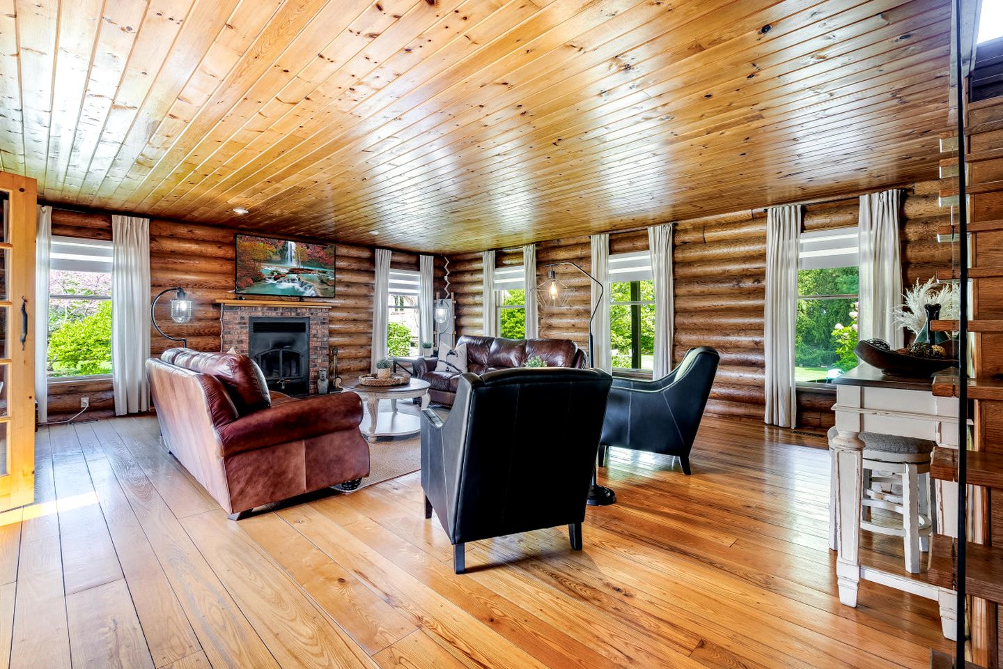 Awesome Cabin with Fire Pit and Hot-tub in Kingsville, Ontario