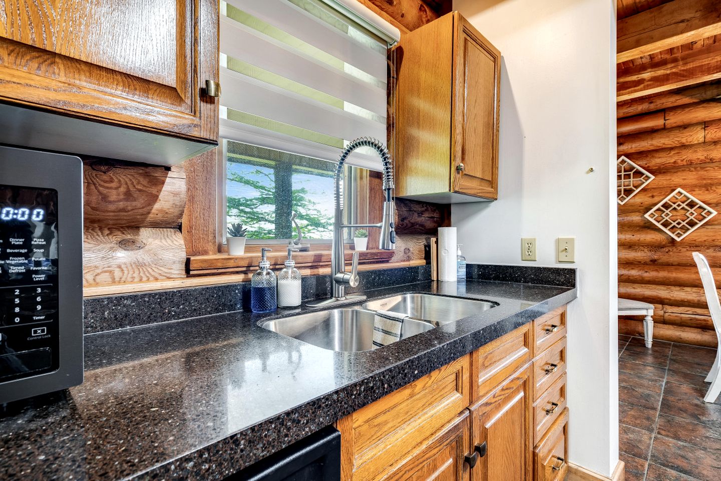 Awesome Cabin with Fire Pit and Hot-tub in Kingsville, Ontario