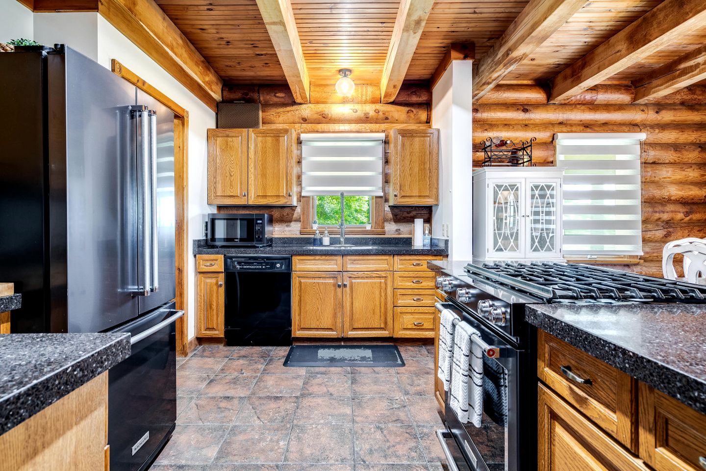 Awesome Cabin with Fire Pit and Hot-tub in Kingsville, Ontario