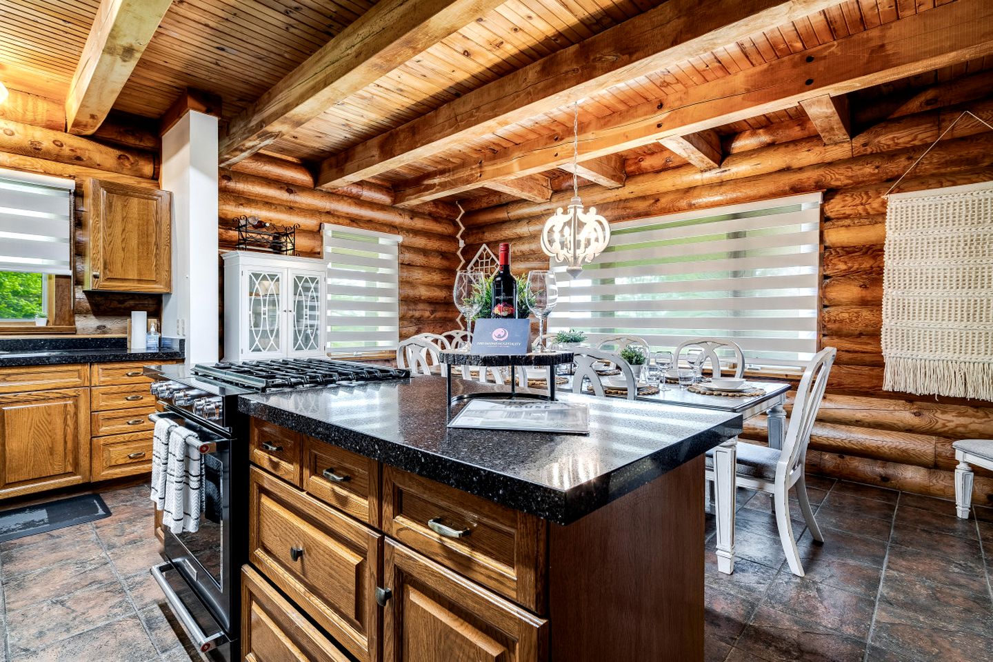 Awesome Cabin with Fire Pit and Hot-tub in Kingsville, Ontario