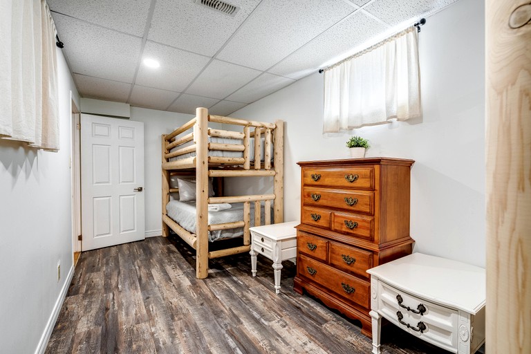 Cabins (Canada, Kingsville, Ontario)